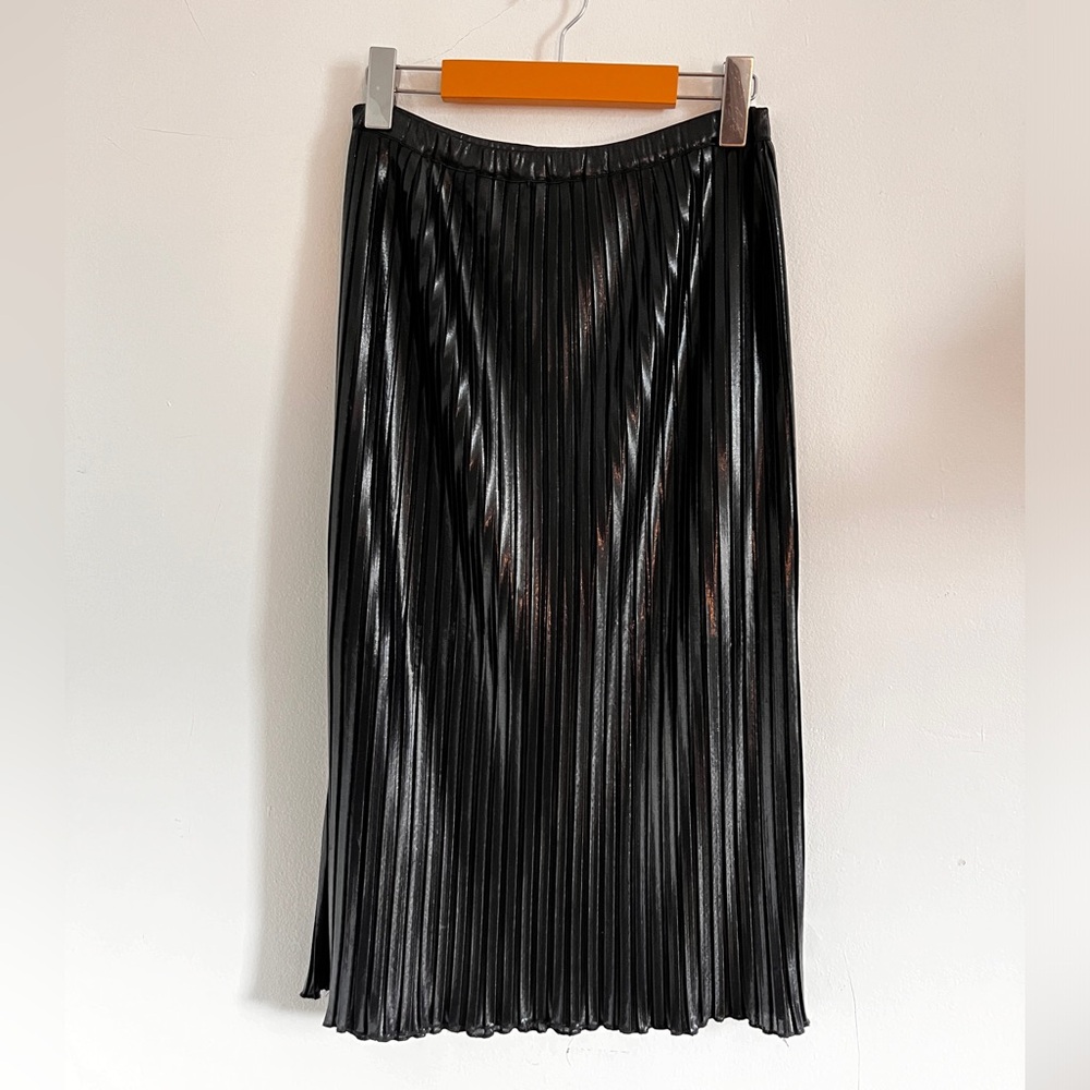 Shimmery black box pleat pleated skirt